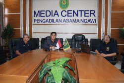 PA Ngawi Ikuti Pembinaan dan Monitoring Pembangunan Zona Integritas di Ruang Media Center