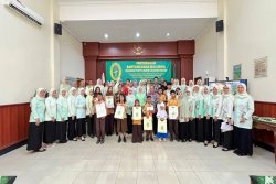 Dharmayukti Karini Cabang Ngawi Serahkan Bantuan Dana Bea Siswa